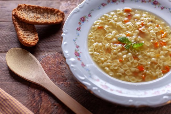 Comment créer un jardin de plantes médicinales dans un espace urbain restreint avec une exposition limitée au soleil ?