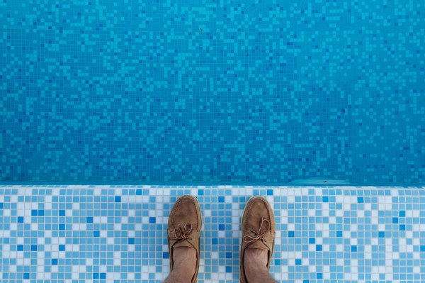 Quels sont les avantages et inconvénients d'une piscine avec finition en quartz par rapport au plâtre classique ?